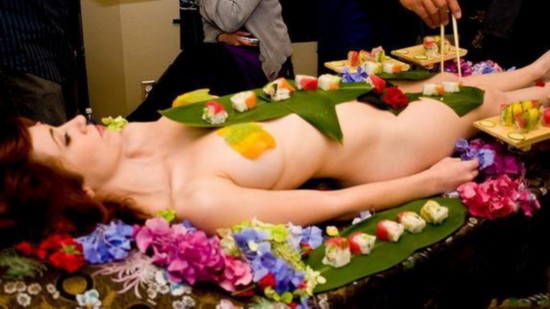 【组图】日本“女体盛”高雅艺术？抑或变态商业炒作？